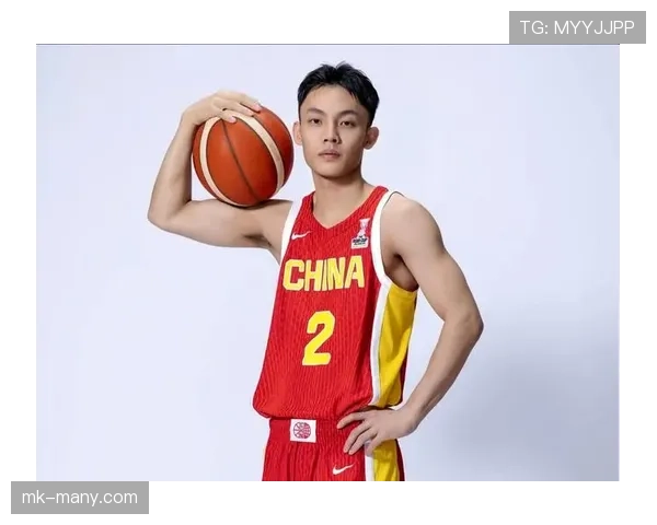 吴艳妮训练间偷戴金链子，这画风也太“不符”体育特训了吧？